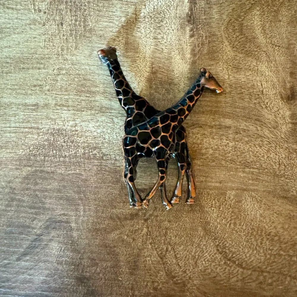 Unsigned Giraffe Brooch Cast & Enamel Collectible Rare Animal Brooch Zoo Safari